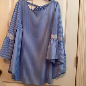 Du Jour - women’s top 22/24 / light blue with white stripes.